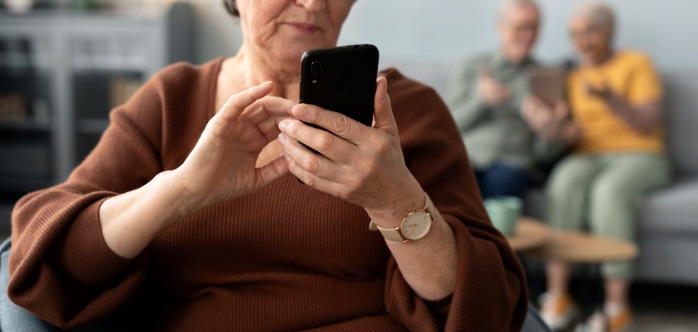 La mejor forma de configurar un celular para personas mayores de