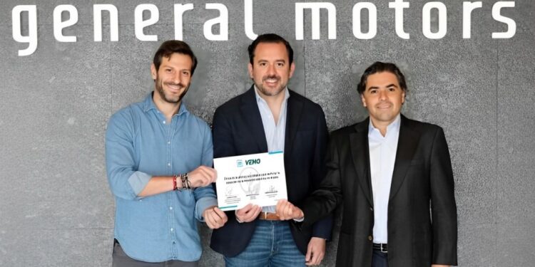 VEMO y General Motors firman alianza estratégica para acelerar la adopción de la movilidad limpia en el país