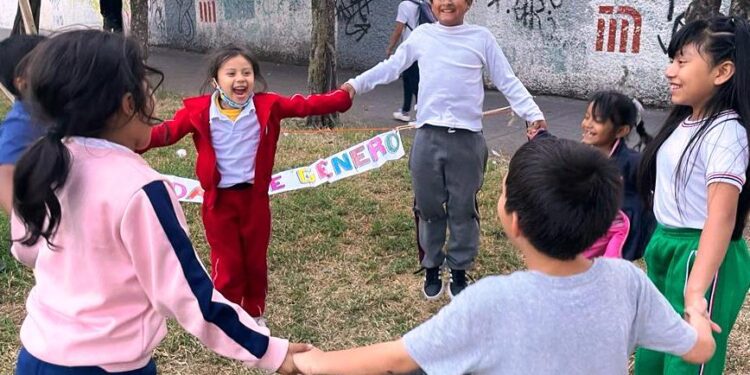 Ednica celebra 35 años de trabajo por los derechos de la niñez y juventud en situación de calle con el libro «Mi Lugar Seguro»