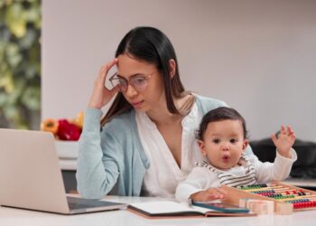 Escasez de tiempo libre e ingreso impactan bienestar de hogares con niñas y niños pequeños