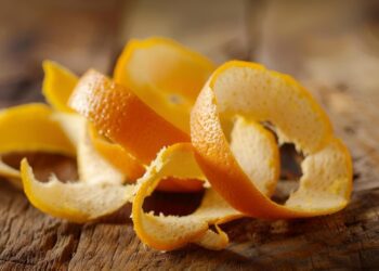 Cáscaras de frutas al rescate: innovación mexicana para purificar el agua