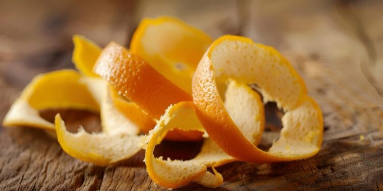 Cáscaras de frutas al rescate: innovación mexicana para purificar el agua