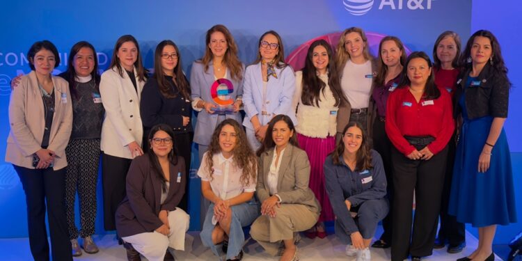 Presenta AT&T México la Comunidad eNOVADORAS para impulsar a las emprendedoras