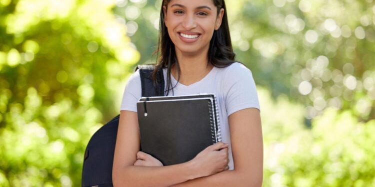 El programa de BécALAS abre convocatoria para mujeres universitarias