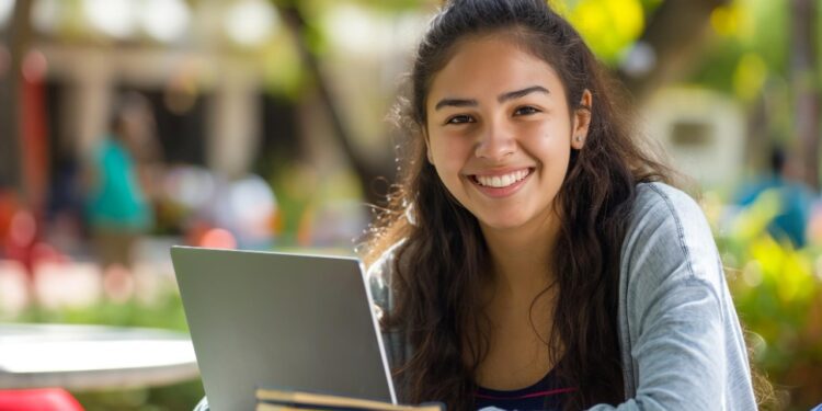 Fundación TELMEX-TELCEL ofrece hasta 5,000 becas para estudiantes universitarios en México